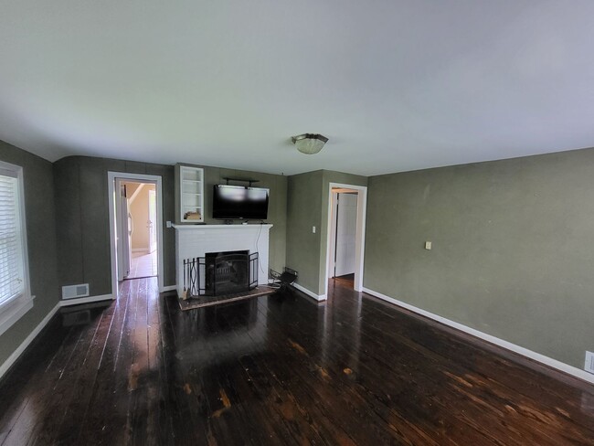 Building Photo - Spacious 4-Bedroom Carriage House with Hea...