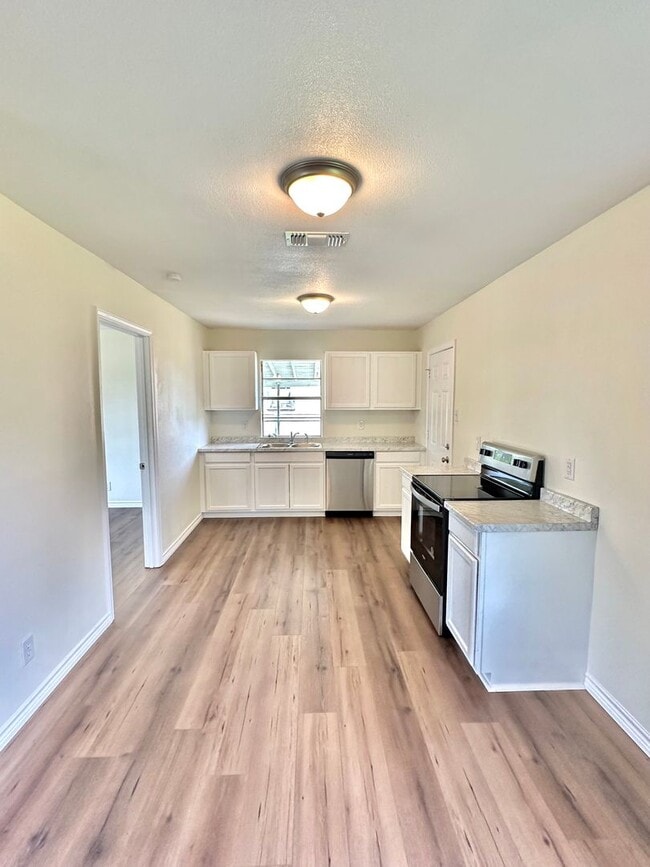 Building Photo - COMING SOON! Remodeled 3 Bedroom Home For ...