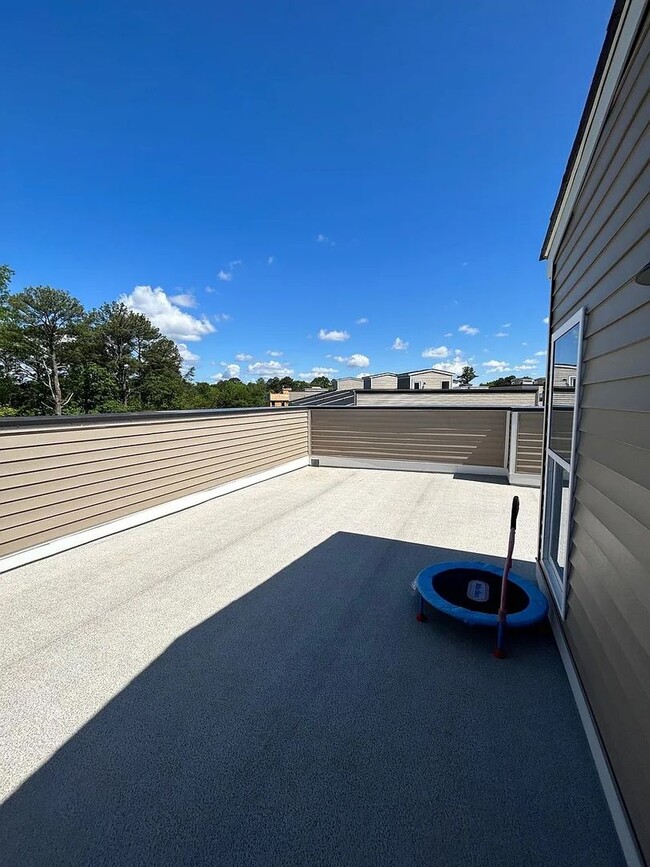 Building Photo - Stunning 3 Bed 2.5 Bath, Open Concept Town...