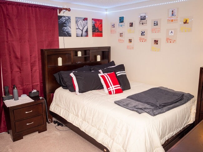 Building Photo - Three Bedroom Townhome with Pool