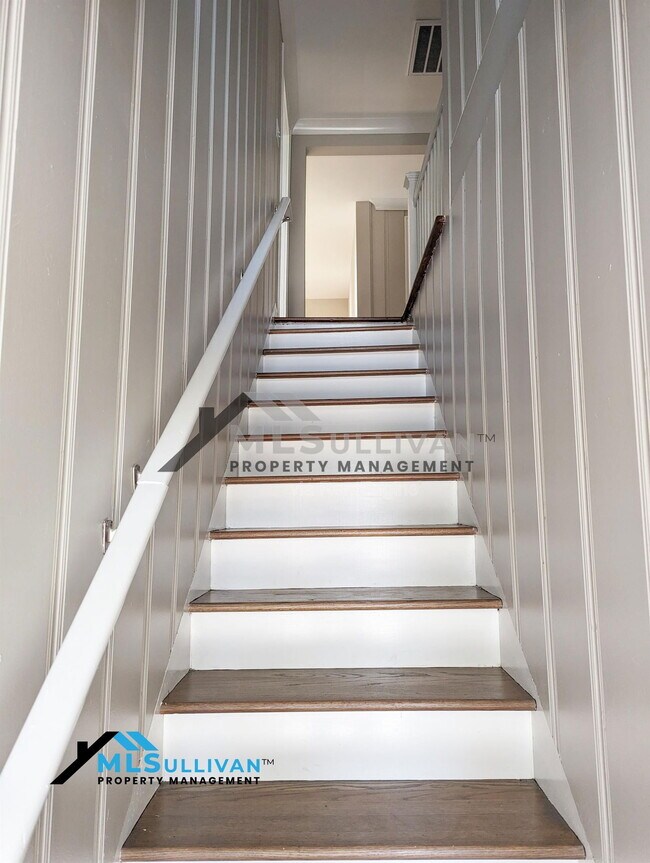 Building Photo - 229 W Elm St