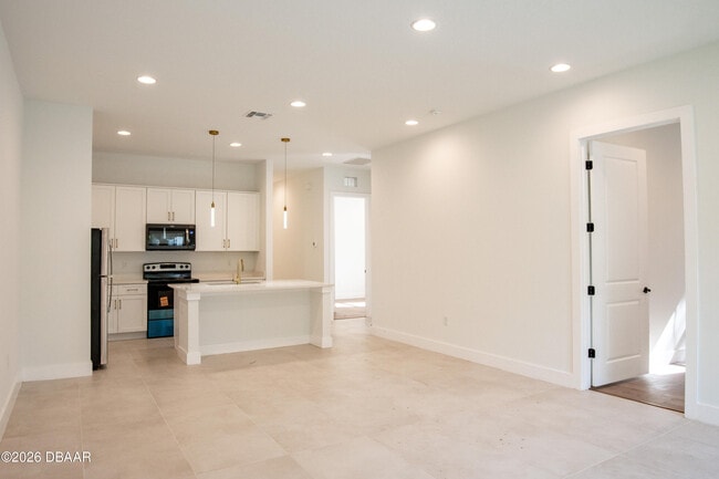 Building Photo - 618 N Duss St