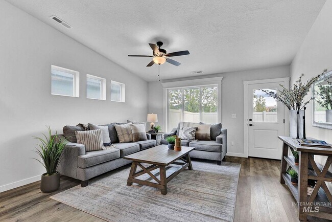 Building Photo - 1482 W Woodpine St