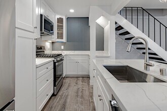 Building Photo - Fully Updated 2 Bedroom 1 Bath Condo