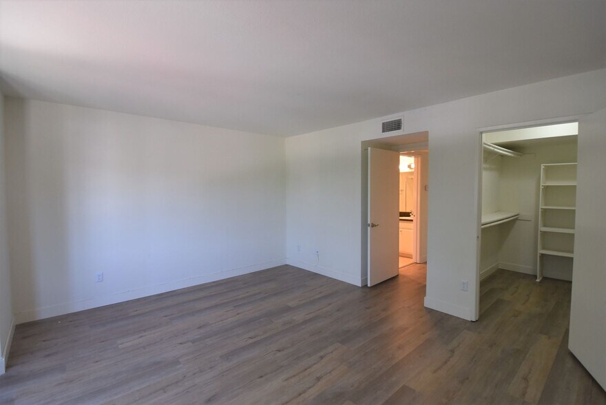 Building Photo - 11434 Moorpark St