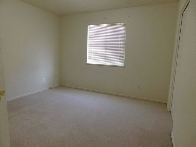 Building Photo - Spacious in Shadowbrook Sub-division