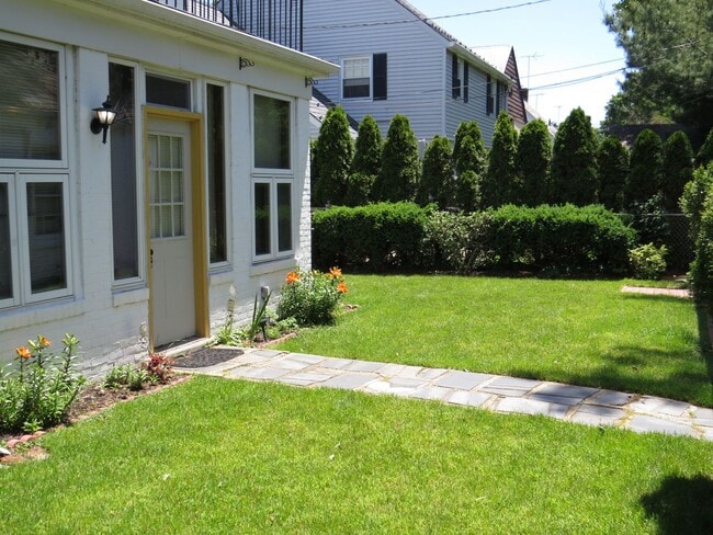 Building Photo - Totally Updated 3 Bed / 2.5 Bath