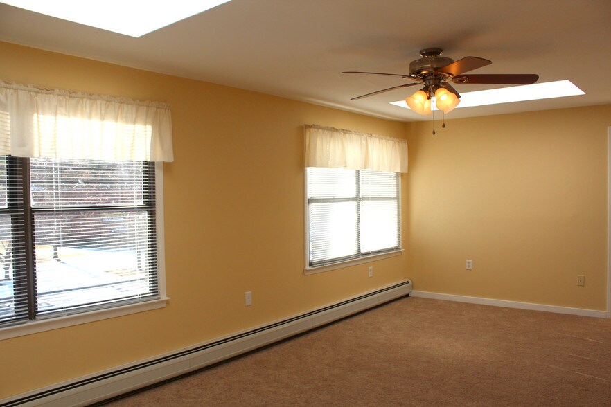 Building Photo - 167 Elm St