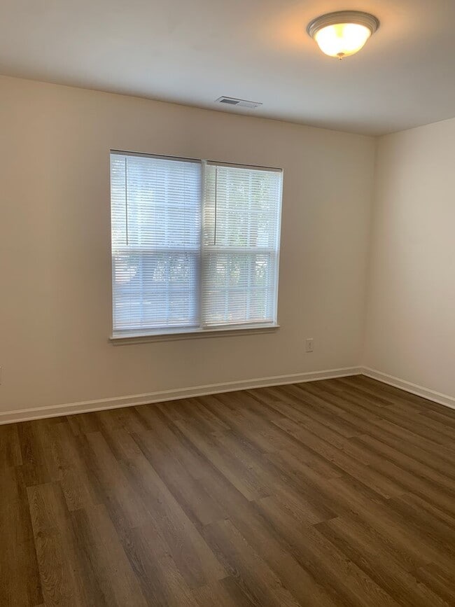 Building Photo - 3 Bedroom, 2 Bath House Available Now on Hillsdale Drive