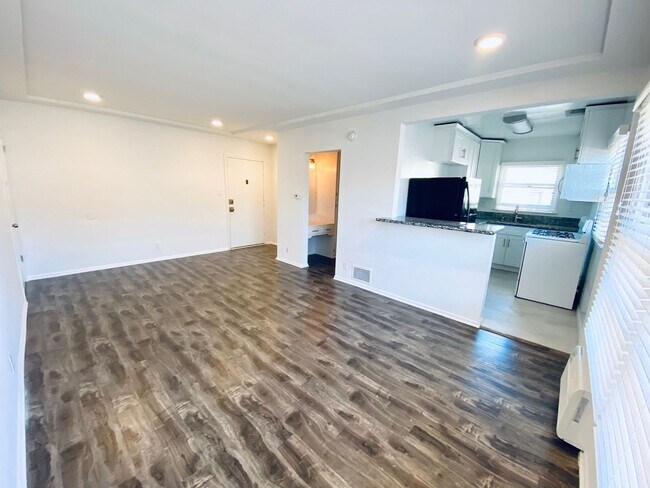 Interior Photo - 1801 N. Garfield Pl