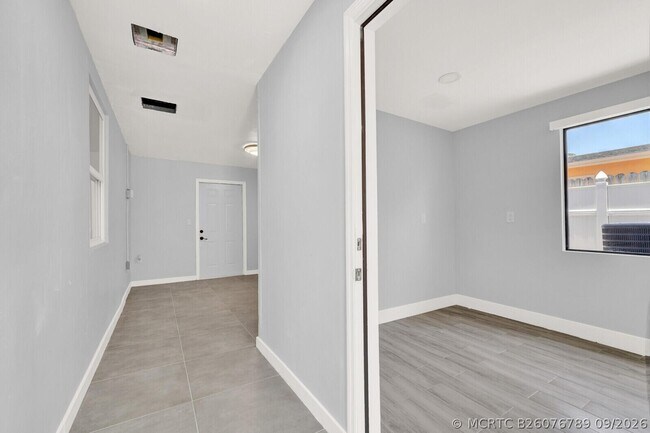 Building Photo - 1134 S Ridge St