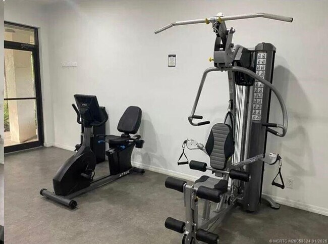 Building Photo - 641 SW South River Dr