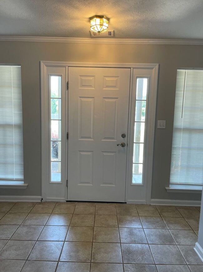 Building Photo - 499 Marble Falls