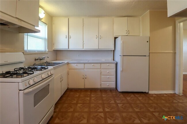 Building Photo - 2701 Hillside Dr