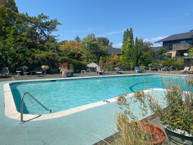 Building Photo - Beautiful Ground Floor Unit-  1BD/1.5BA