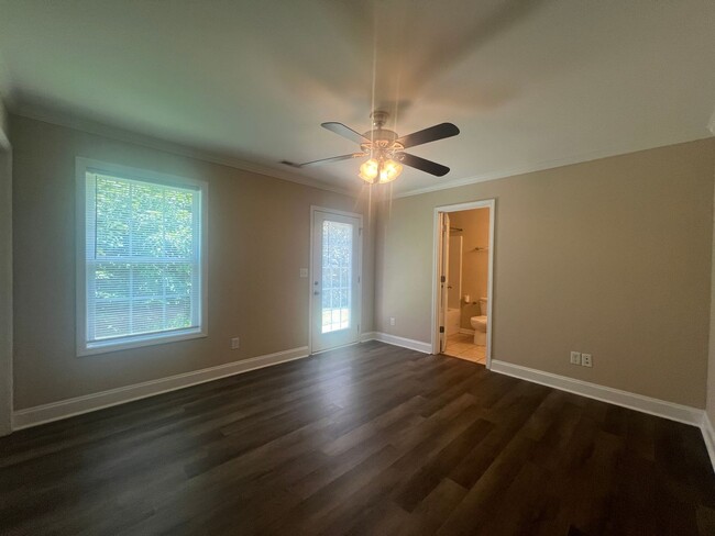 Building Photo - MOVE-IN SPECIAL! $200 off 1st full month's...