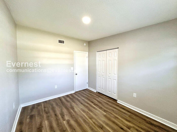 Building Photo - 1308 Melrose Ave S