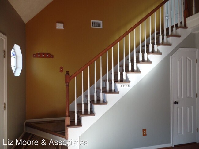 Building Photo - 3 br, 1.5 bath House - 934 Pheasant Run