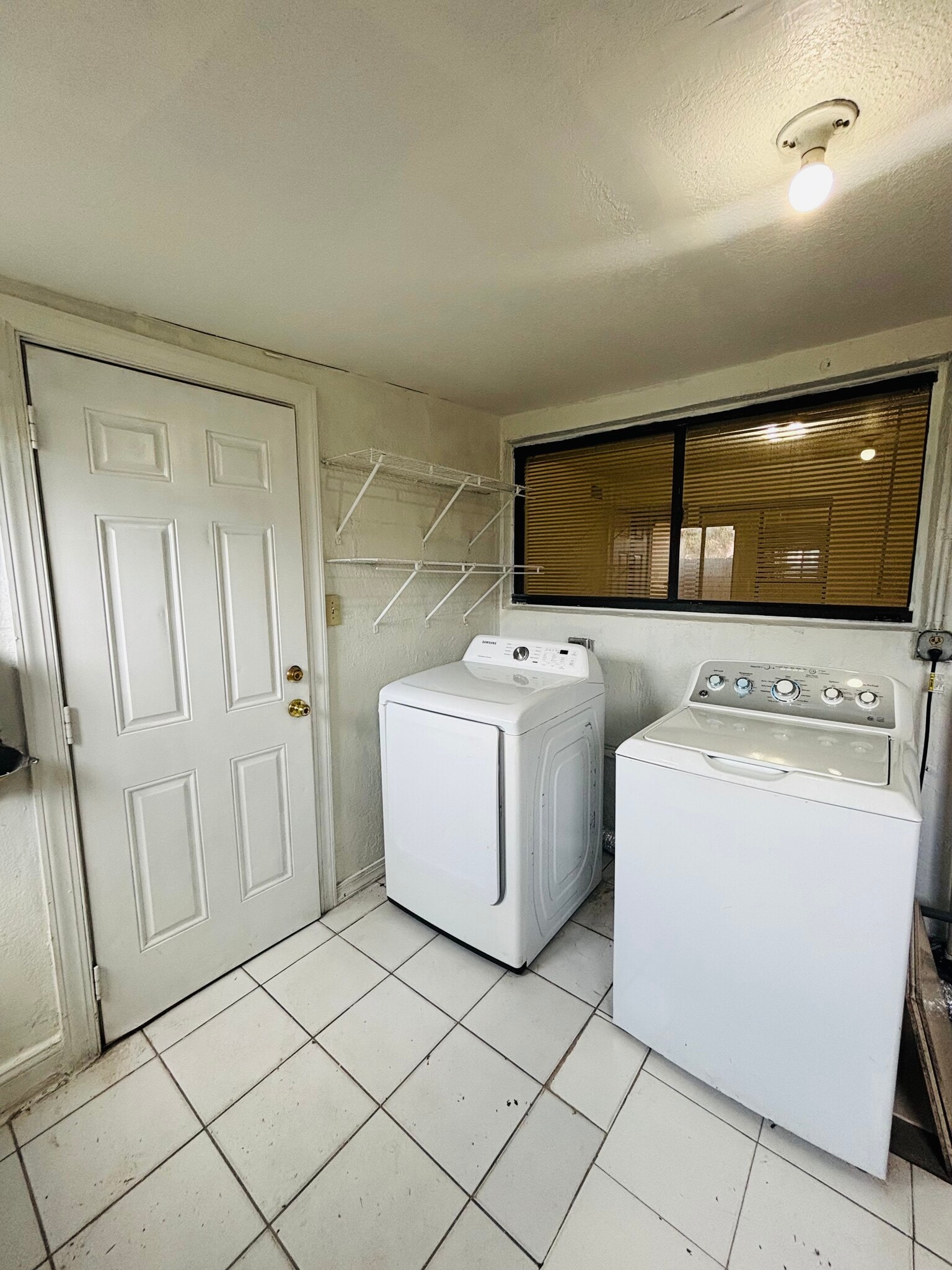 Laundry room - 1331 W 51st Pl