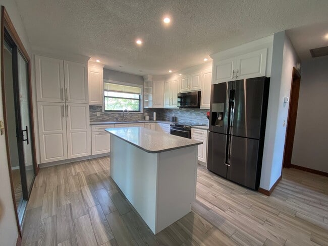 Building Photo - Beautiful 2/2/2 Deltona home