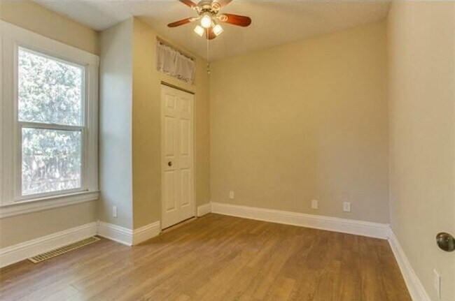 Building Photo - Big Character. Smart Size. Walk to Switchback.