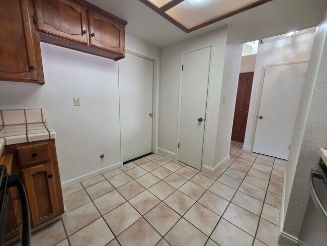 Building Photo - 3 bedroom condo w/2 car garage!