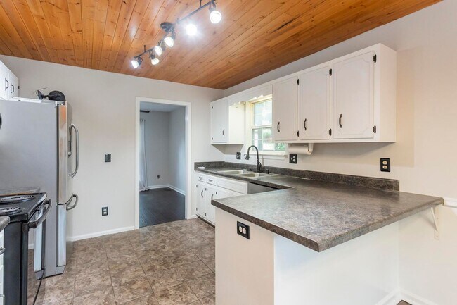 Building Photo - 105 Redbud Dr