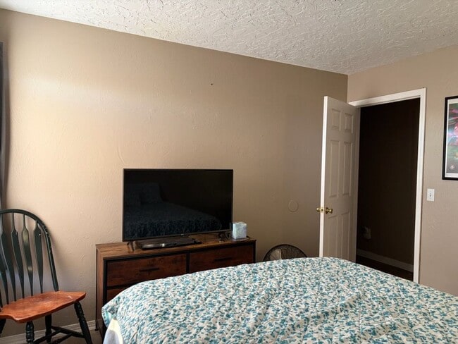 Building Photo - 2202 N Benjamin St