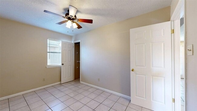 Building Photo - 1002 Hardwood Ln