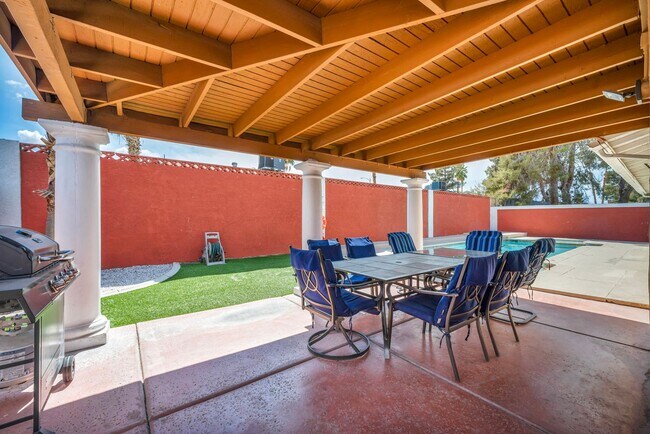 Building Photo - 3 Bed FULLY FURNISHED Pool Home