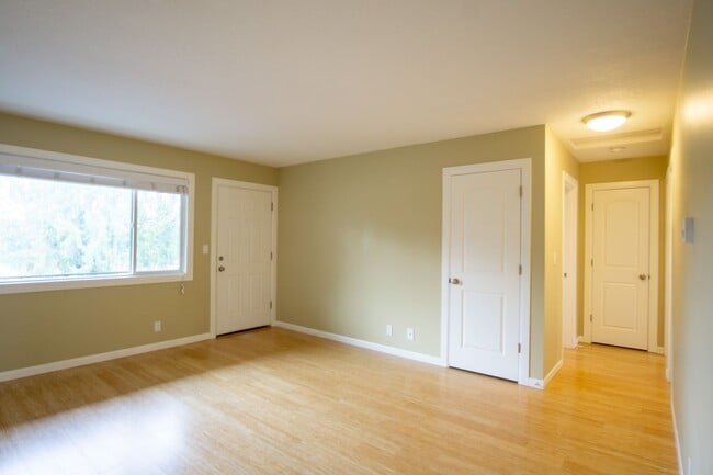 Building Photo - 2nd-Floor Corner 2-Bdr in St. Johns w/ 1 MONTH FREE!