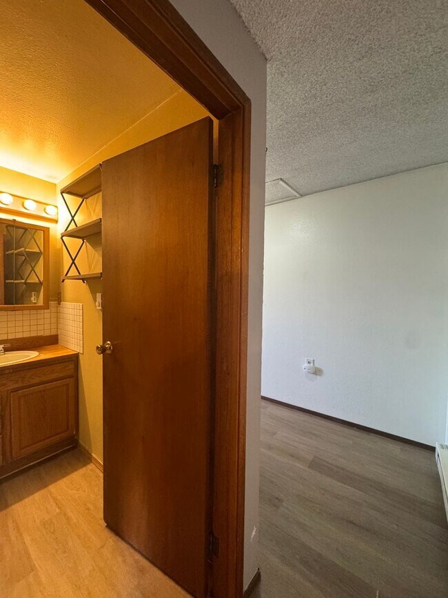 Building Photo - Bright and Welcoming 2-Bedroom Home
