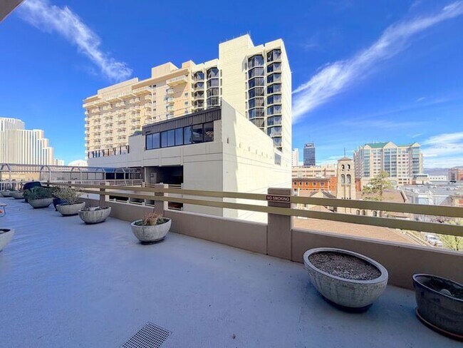 Building Photo - Reno Highrise Condo - Mountain & City Views