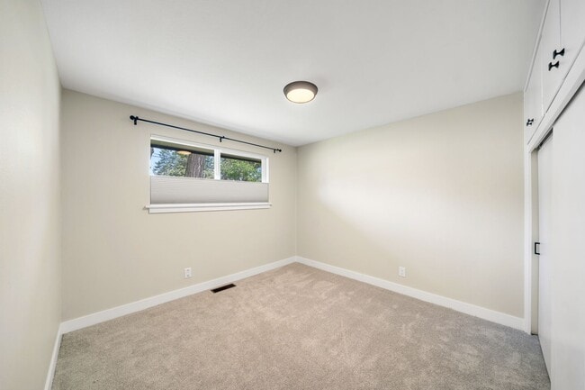 Building Photo - Beautifully updated 3 bed 3 bath Steilacoo...