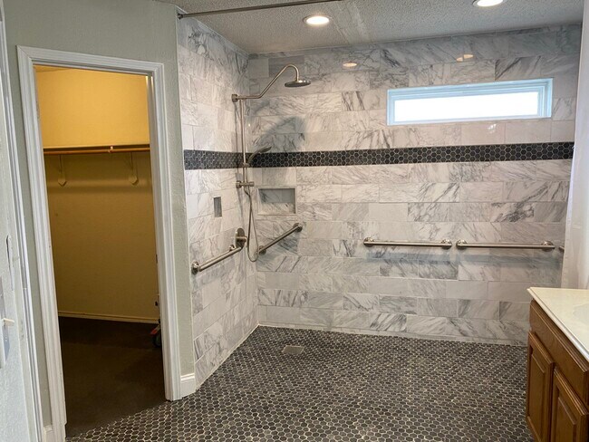 Building Photo - 3136 Braford Dr