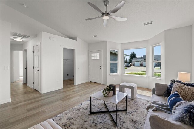 Building Photo - Stunning 3 bdrm 2 bath  Hayden Home!