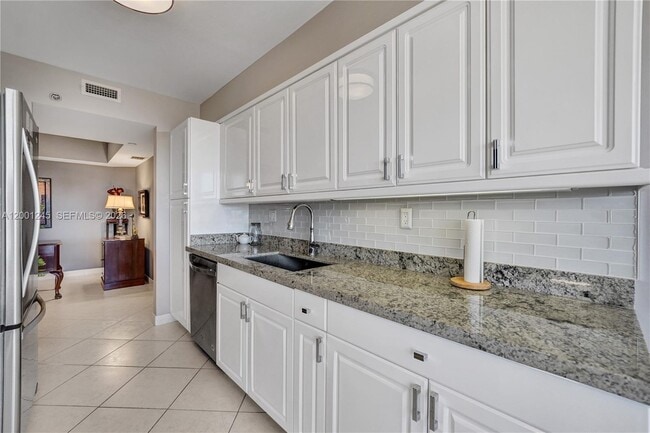 Building Photo - 3600 Yacht Club Dr