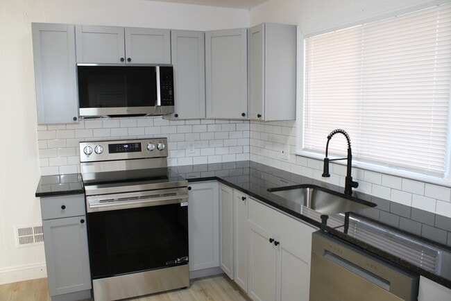 Building Photo - Cozy 2-bedroom, 1 full bath with vanity home located in Kansas City, MO