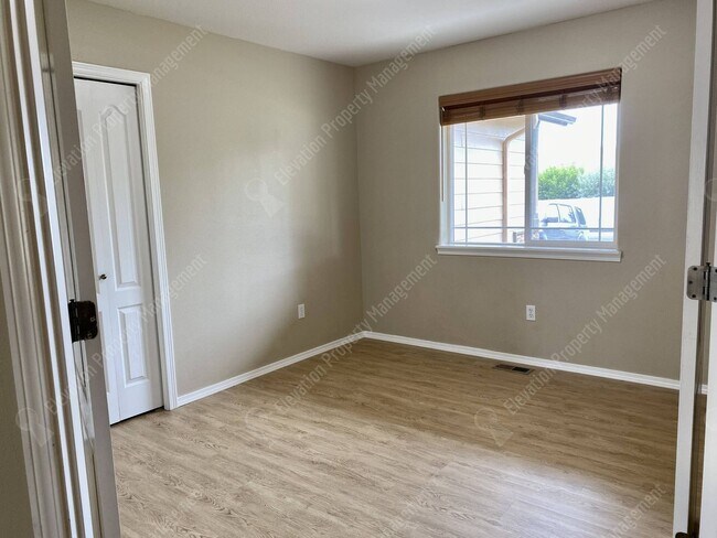 Building Photo - Single-Level home in NE Redmond with fenced backyard!