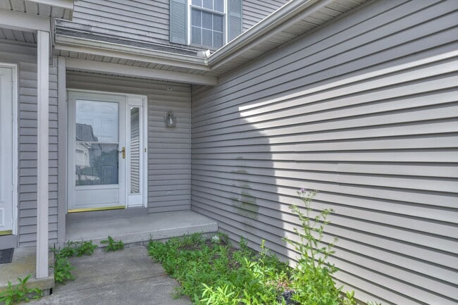 Building Photo - Turnberry Ridge – 3 Bedroom, 2.5 Bath Zero-Lot Home with 2-Car Garage