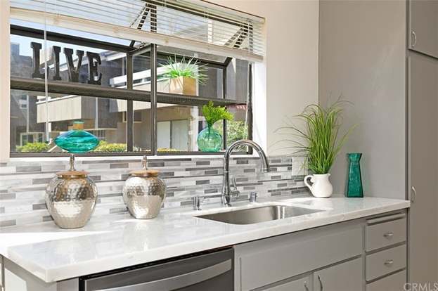 Building Photo - 323 Streamwood-