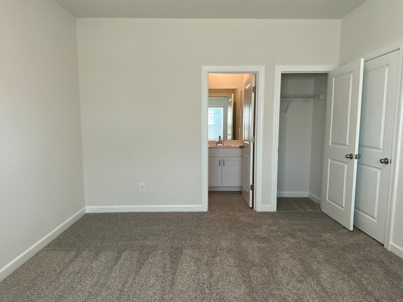 Building Photo - Room in Townhome on Tears Ln