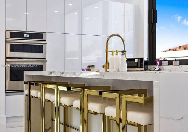 Building Photo - 2225 NE 19th St