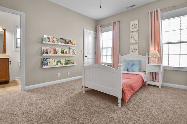 Building Photo - Pet Friendly Three Bedroom with Bonus!