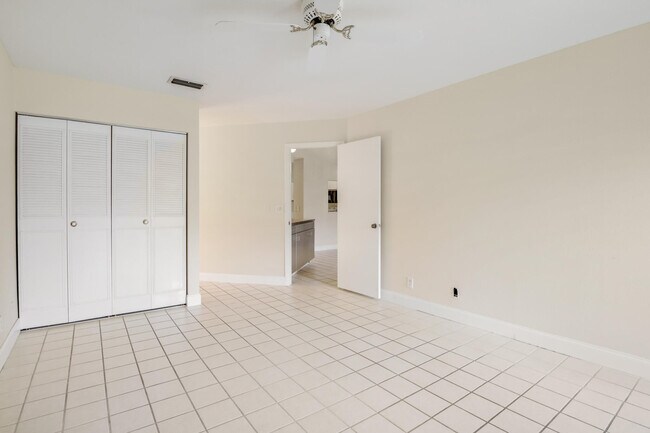 Building Photo - 3340 Lucerne Park Dr