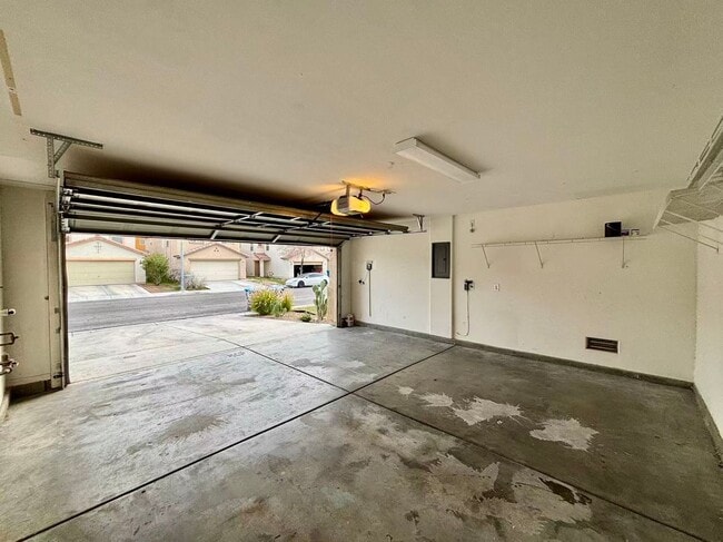 Building Photo - Welcome to this charming 4 bedroom, 2.5 bathroom home.