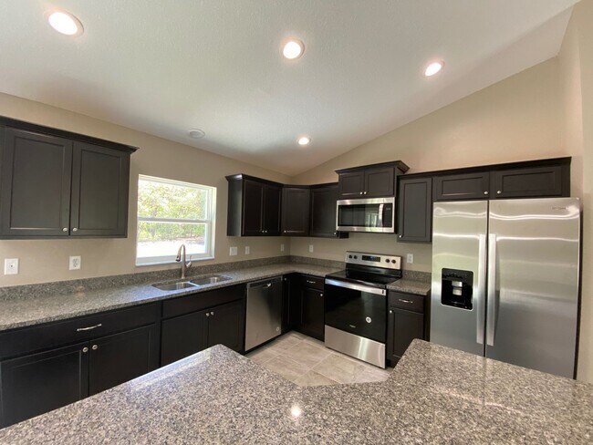 Building Photo - Desirable SW Ocala Neighborhood 4/2/2 *WON'T LAST*