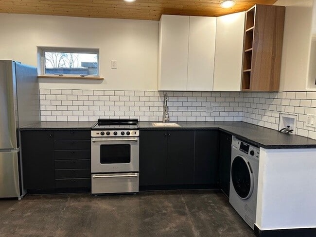 Building Photo - Modern Studio Apartment | Gated Parking + In-Unit Washer/Dryer