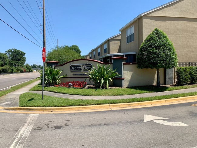 Building Photo - SPACIOUS, BEAUTIFUL 3 BEDROOM 2.5 BATH TOW...