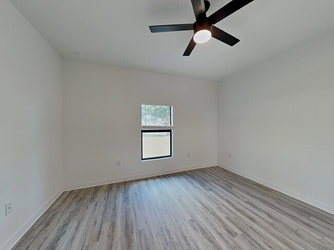 Building Photo - 1112 Bismarck Rd